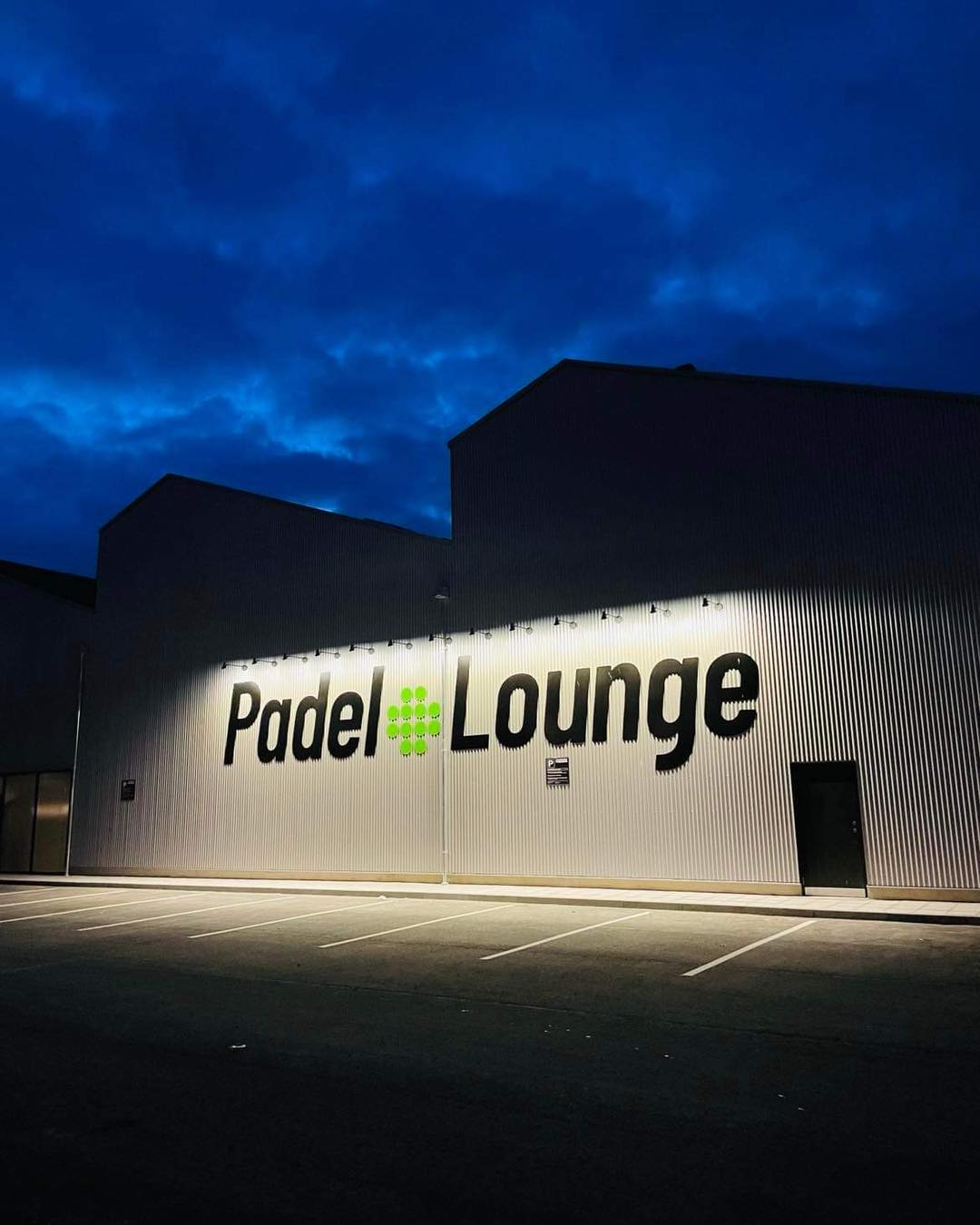 Padel Lounge bygning om aftenen