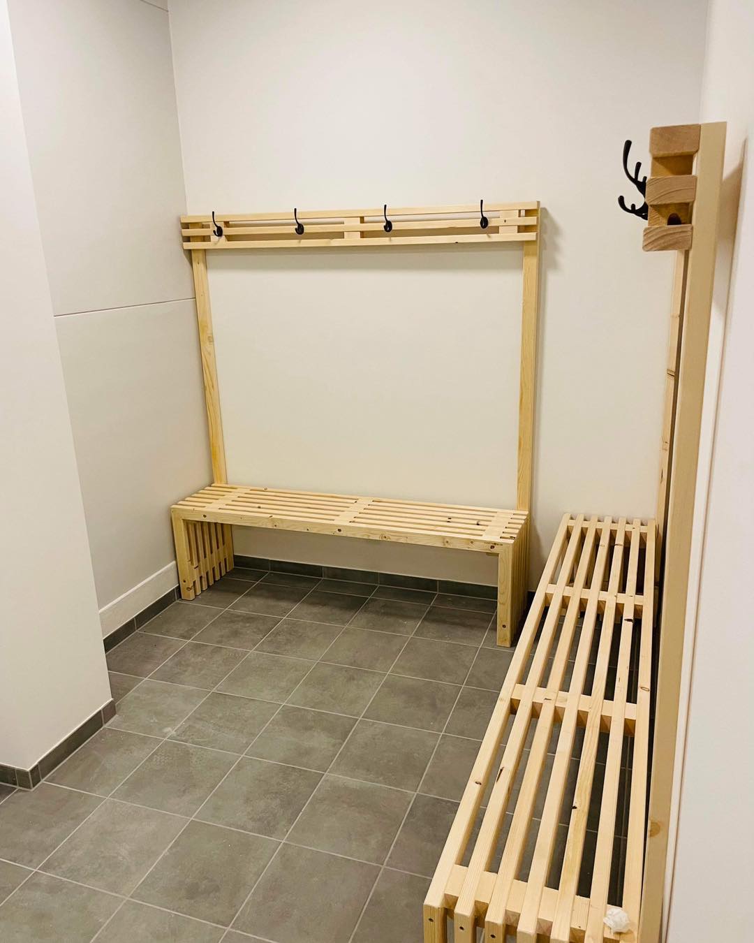 Nyt omklædningsrum med træbænke og knagerækker